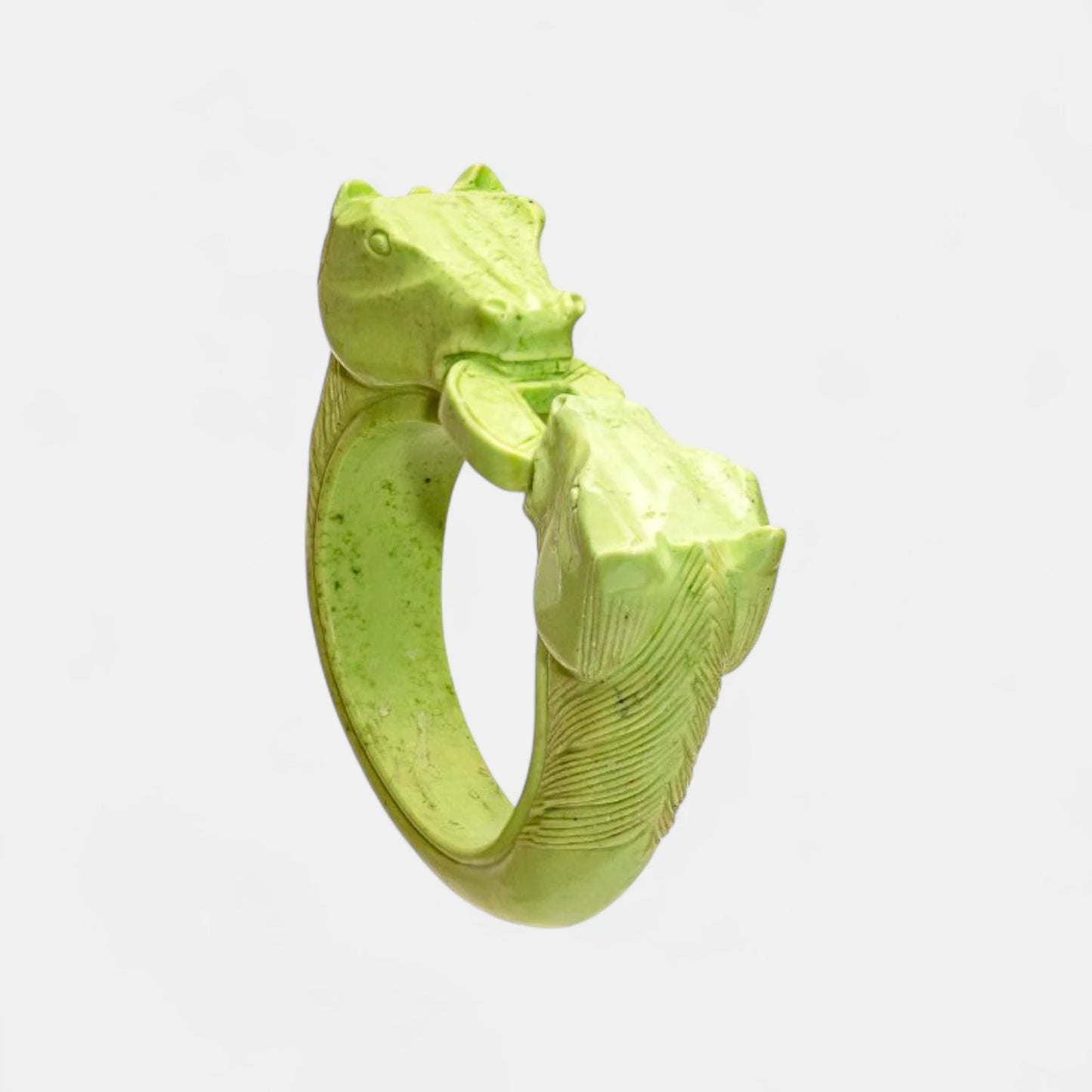 Massiver Armreif aus grünem Magnesit mit Pferdekopf-Motiv