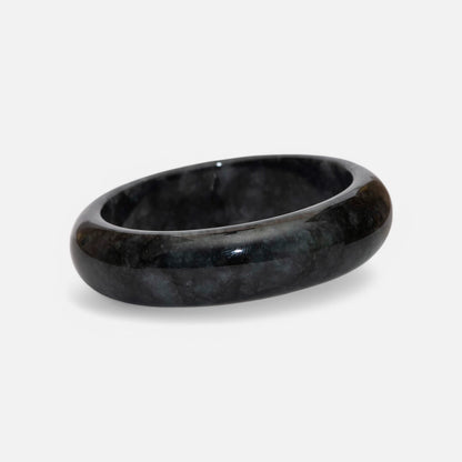 Armreif aus schwarzer Jade mit glänzender Oberfläche