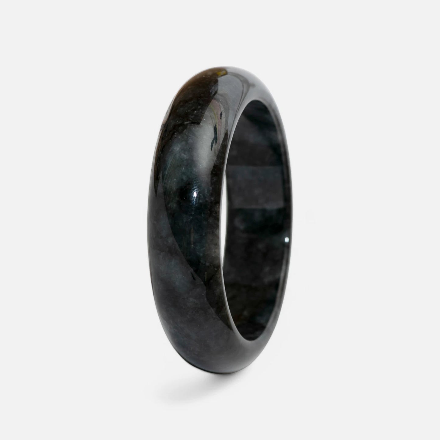 Armreif aus schwarzer Jade mit glänzender Oberfläche