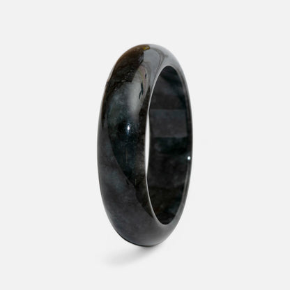 Armreif aus schwarzer Jade mit glänzender Oberfläche