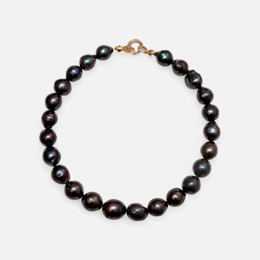 Design-Perlenkette aus dunkelgrauen Süßwasser-Barockperlen
