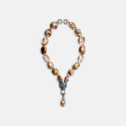 Design-Kette aus grauen Barockperlen mit Löwenkopf-Anhänger