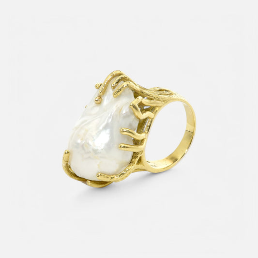 Design Ring mit weißer Barockperle & 18K Gelbgoldfassung