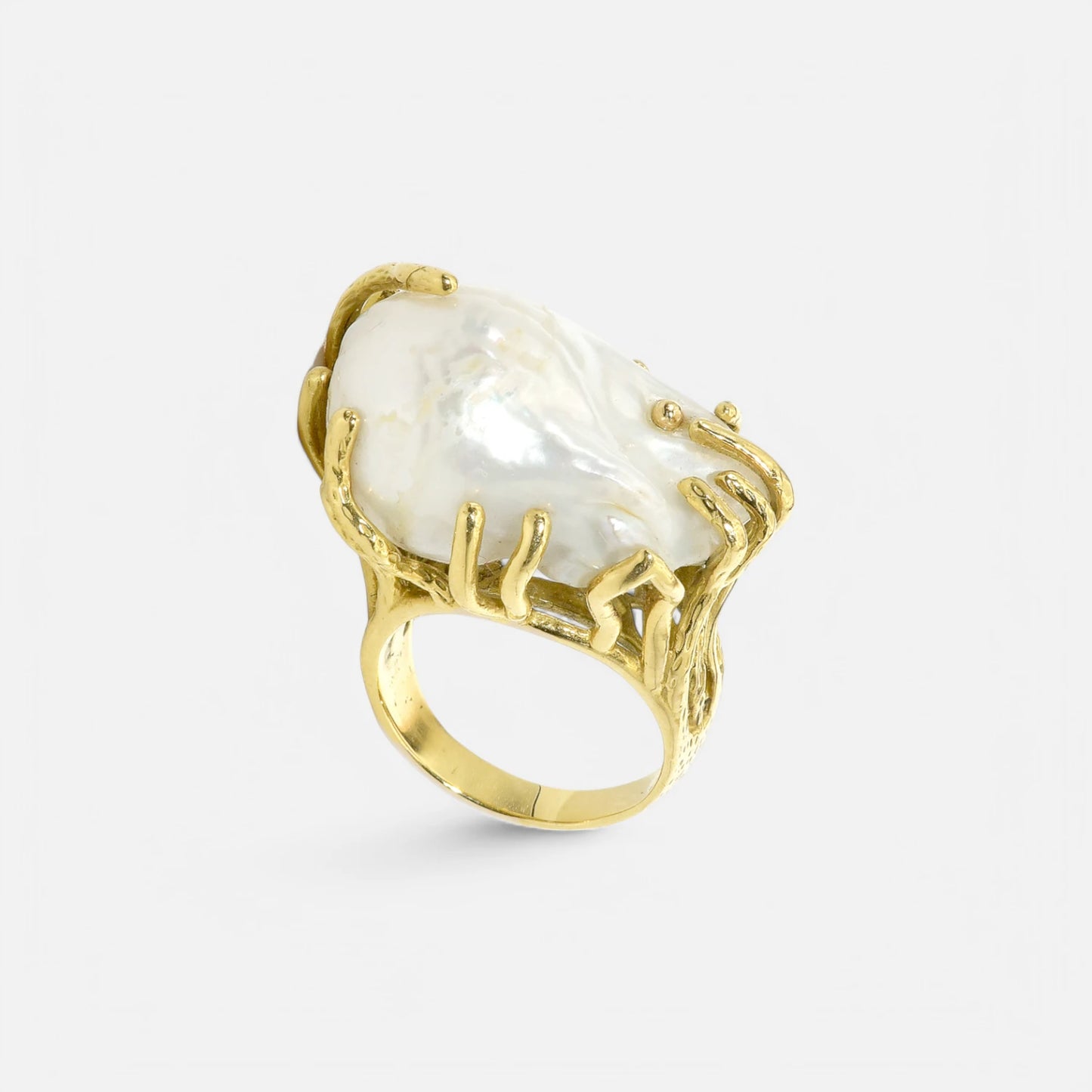 Design Ring mit weißer Barockperle & 18K Gelbgoldfassung