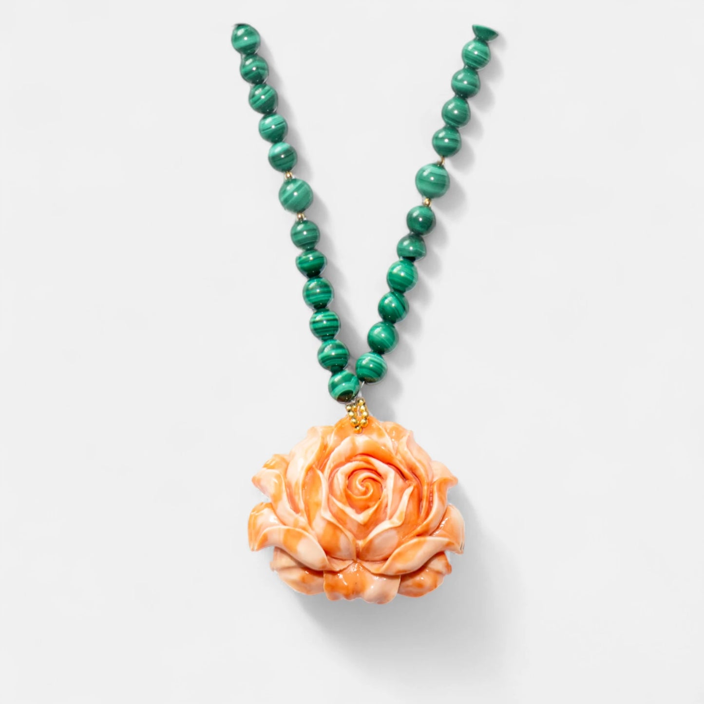 Design-Kette mit Malachitperlen und Rosenanhänger aus Koralle