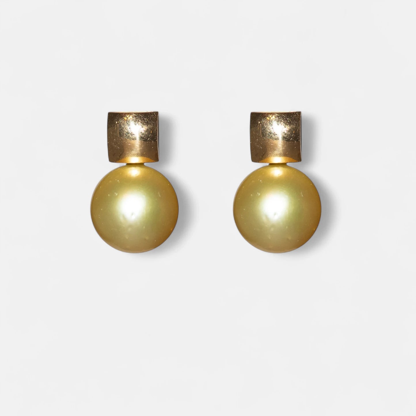 Ohrringe mit goldfarbenen Südseeperlen – Elegantes Design