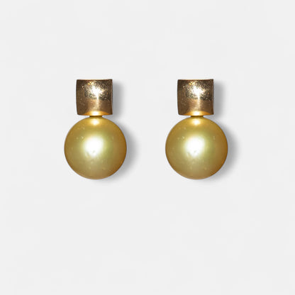Ohrringe mit goldfarbenen Südseeperlen – Elegantes Design