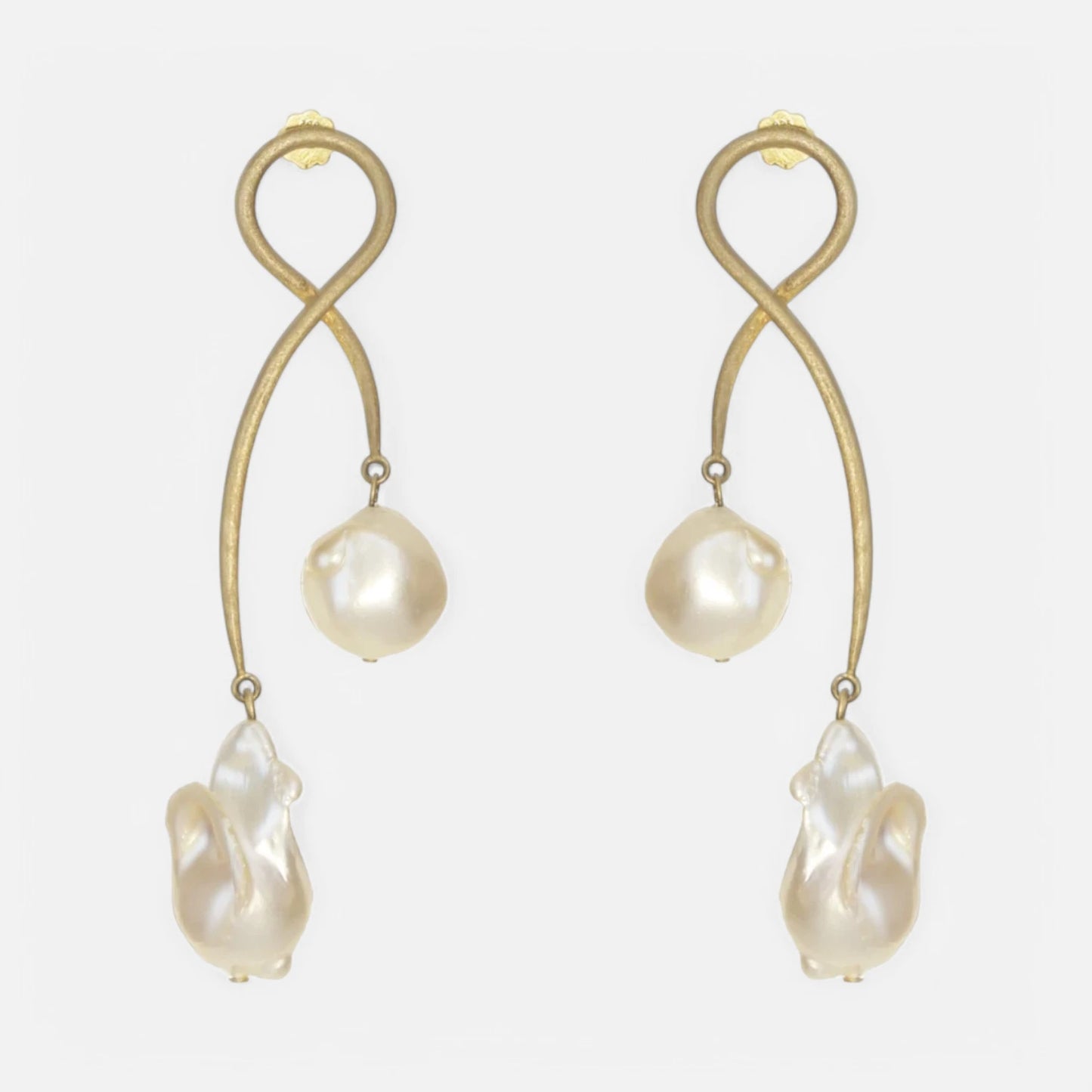 Asymmetrische Ohrringe mit Süßwasserperlen & 333er Gold