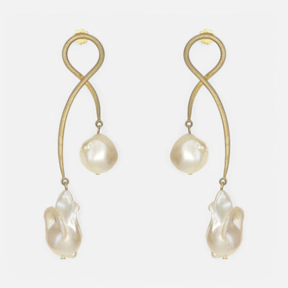 Asymmetrische Ohrringe mit Süßwasserperlen & 333er Gold