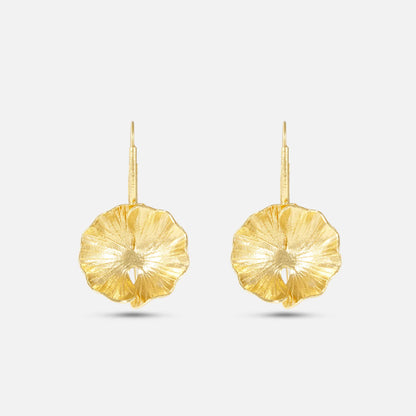 Vergoldete Ohrringe im Blüten-Design