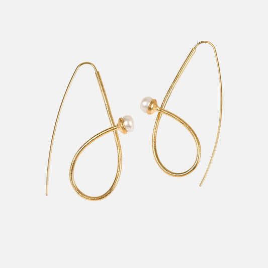 Vergoldete Ohrringe mit Perle – Feine Linien