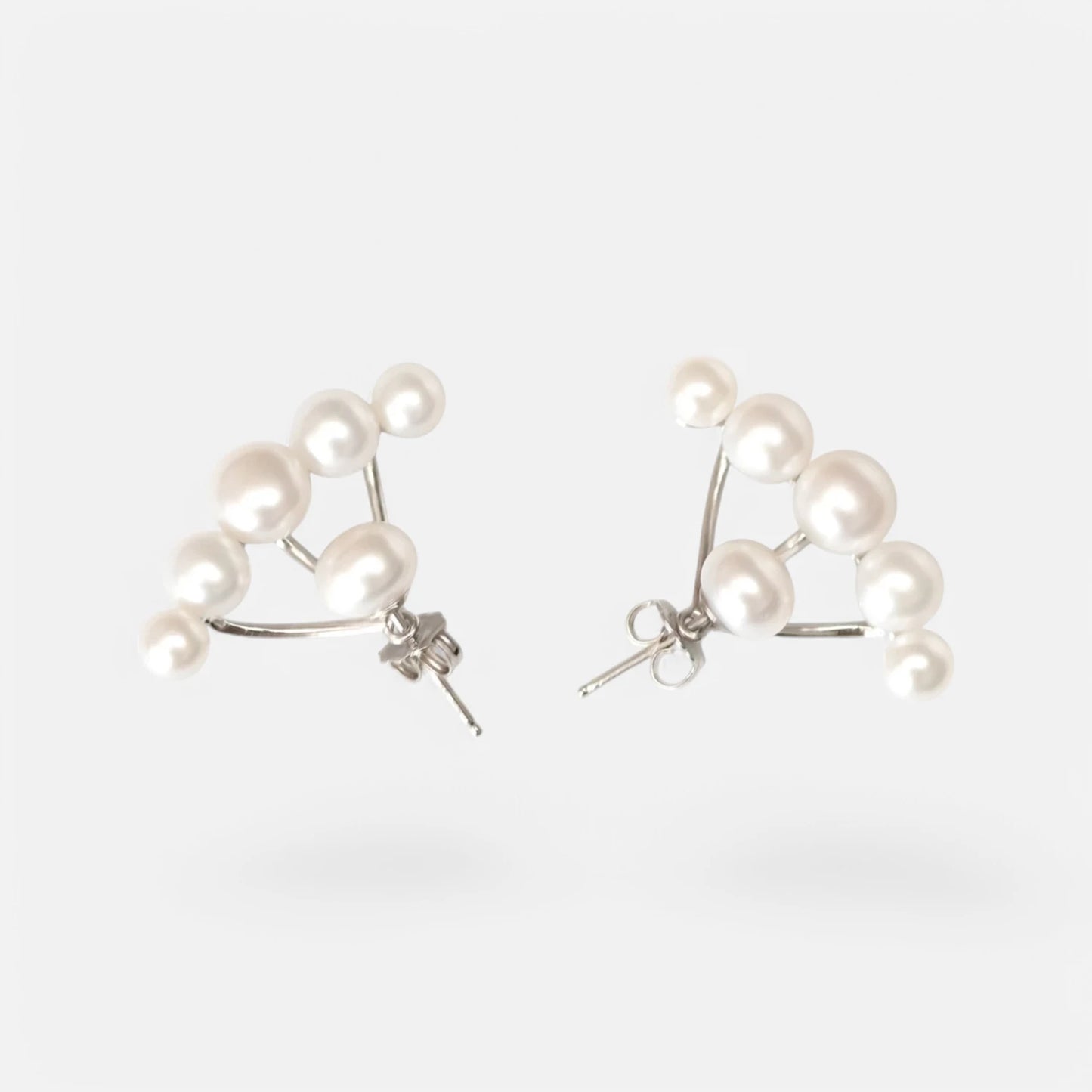 Design-Ohrstecker in Fächerform mit Süßwasserperlen und Silber