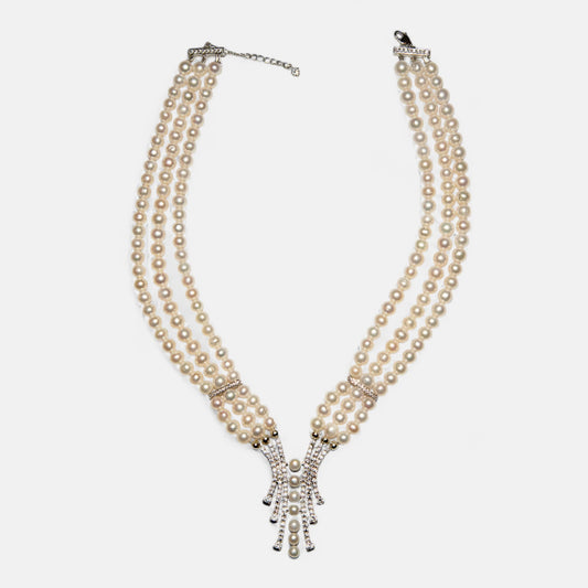 Collier mit dreireihigen Süßwasserperlen und silbernen Zierelementen
