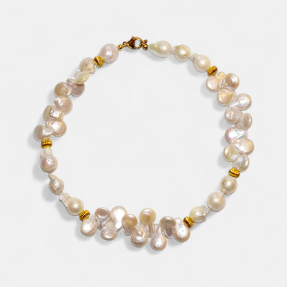 Design-Perlenkette mit goldfarbenen Zwischenteilen