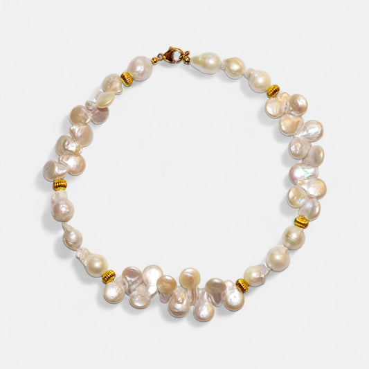 Design-Perlenkette mit goldfarbenen Zwischenteilen