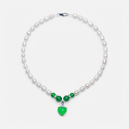 Süßwasserperlenkette mit grünem Jade-Herzanhänger