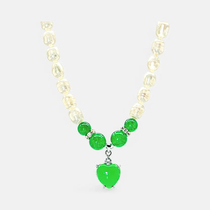 Süßwasserperlenkette mit grünem Jade-Herzanhänger