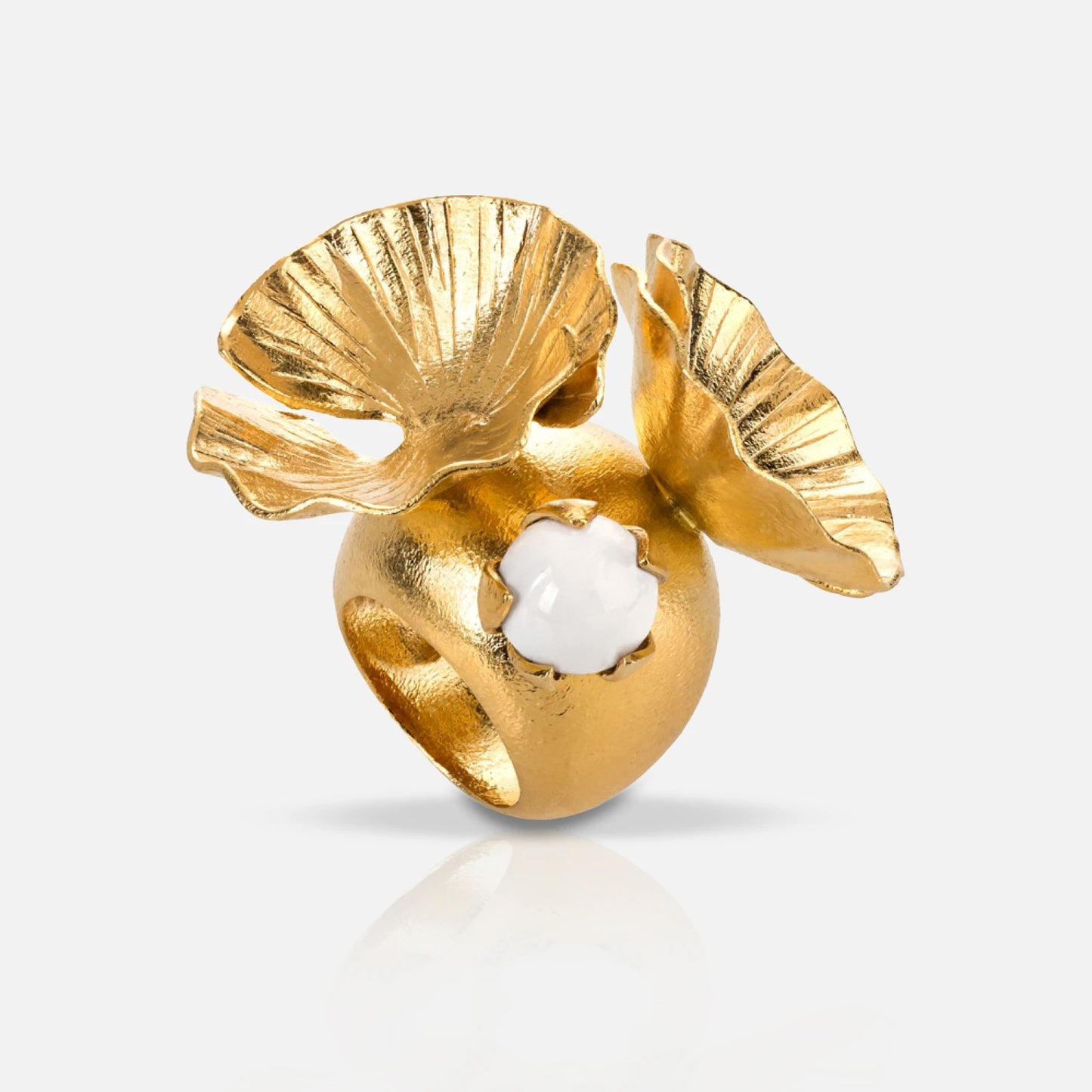 Ring in organischer Form mit Süsswasserperle – vergoldet