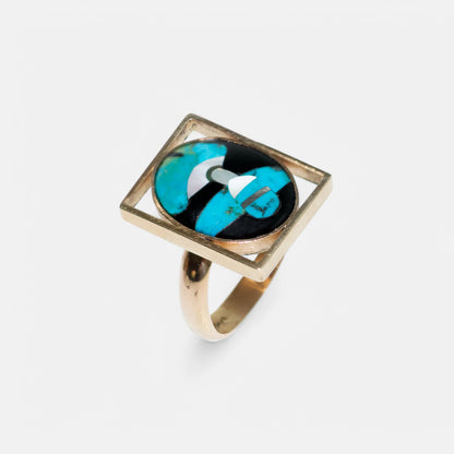 Ikonischer Ring Lady with Hat aus Onyx, Türkis, Perlmutt & 750 Gold