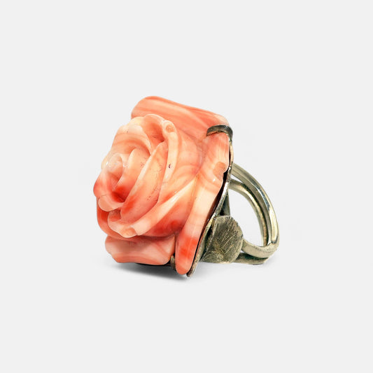 Handgeschnitzter Ring aus Naturkoralle in Rosenform & Silber