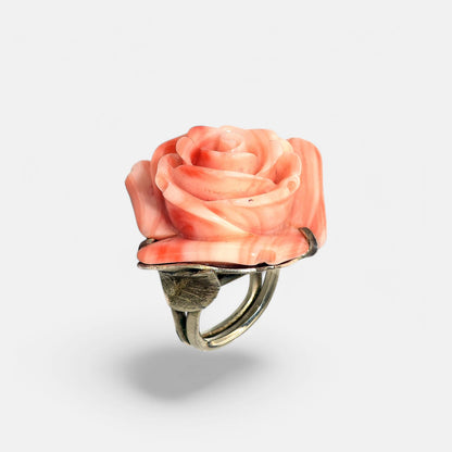 Handgeschnitzter Ring aus Naturkoralle in Rosenform & Silber
