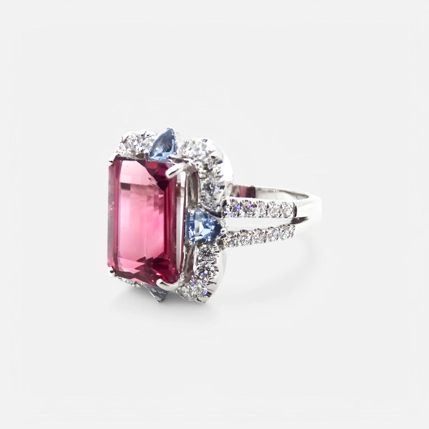 Ring aus 18K Weißgold mit Pink Turmalin & Diamanten