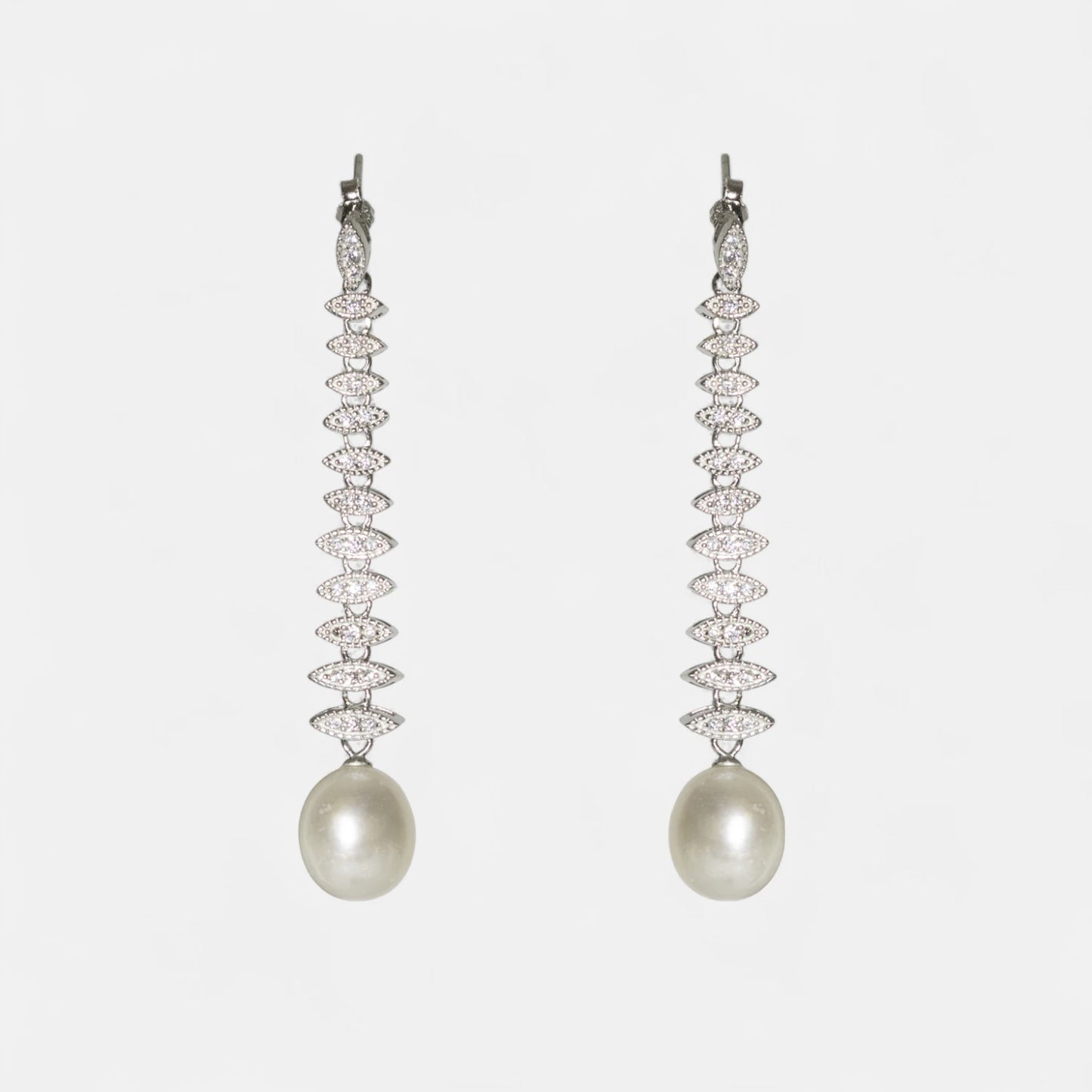 Design-Ohrhänger aus 925er Silber mit Zuchtperlen