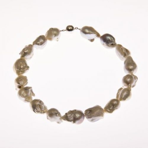 Chain of freschwater pearls white