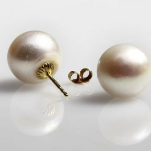 Freshwater pearls earrings in 9mm white