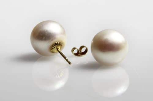 Freshwater pearls earrings in 9mm white