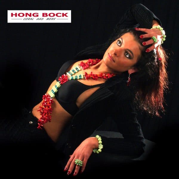 HONG BOCK-Design - Rote, 3-reihige Korallenkette mit grünen Magnesiten-2604