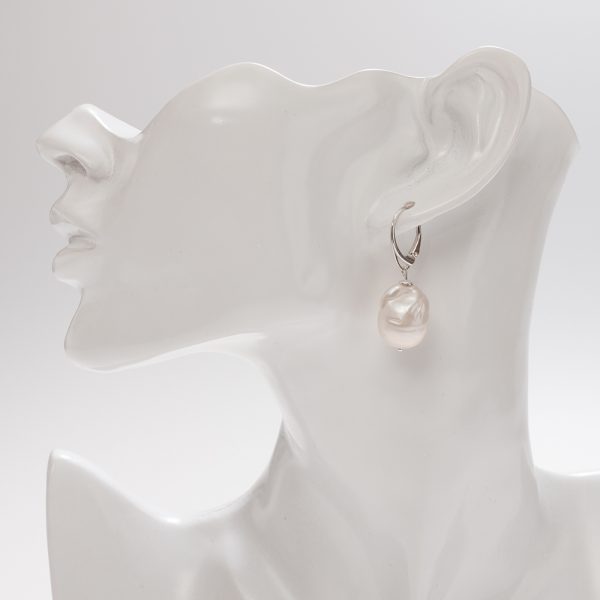 HONG BOCK Design - Perlmuttweiße Barockperlen-Ohrringe mit silbernen Schließhaken-2501