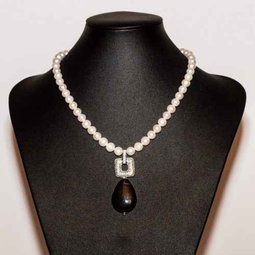 HONG BOCK design necklace / freshwater cultured pearls with pendant
