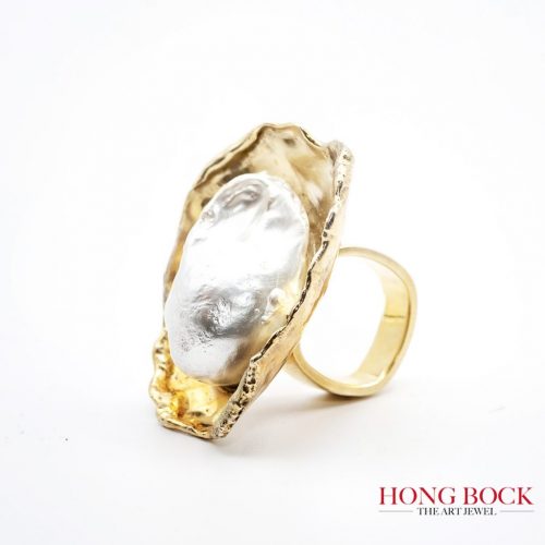 HONG BOCK-Designring mit Barockperle und breiter Goldumfassung