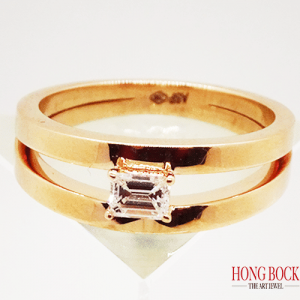 HONG BOCK design ring in 18kt yellow gold with diamond.