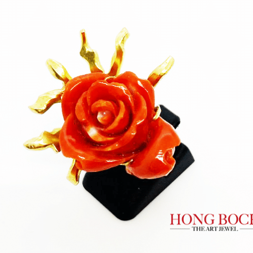 HONG BOCK design ring made of natural coral roses in 18 k yellow gold