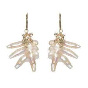 HONG BOCK design earrings made of freshwater nugget pearls and silver-gold-plated elements.lver